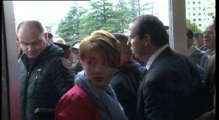 Një përfaqësi e të shkarkuarve nxirren me forcë nga Panairi, ku është Rama