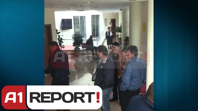 A1 Report - Korçe, 60-vjeçari vdes ne Gjykatë, nipi i gruas do denohej per droge