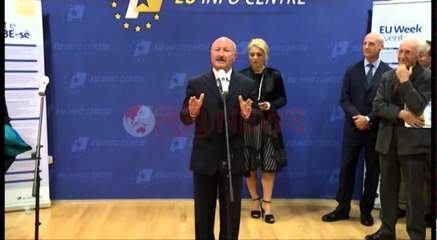 " To Europë", Kapexhiu ekspozitë me karikatura politike: "Kapni" integrimin