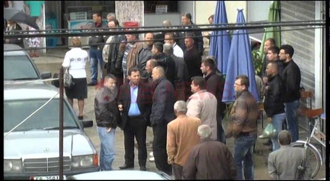 Fier, plumb në kokë tregtarit të pllakave, gjendet i vrarë në makinë