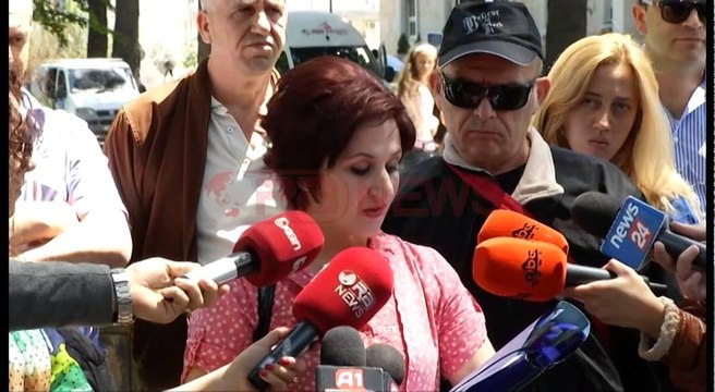 Të larguarit nga administrata grevë urie, policia s'lejon çadrën para piramidës