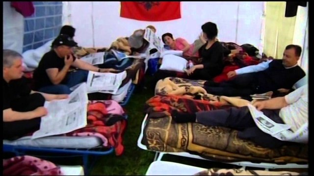 Administrata në grevë urie. Deputetë të opozitës, në çadrën pranë Kryeministrisë