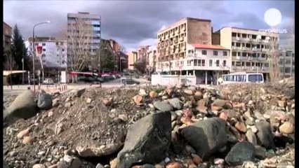 Download Video: Bllokohet fushata në Mitrovicë. Shkak, materialet zgjedhore me logon e Kosovës