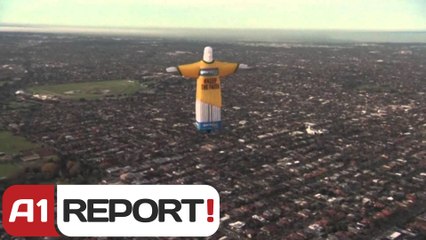A1 Report - Balona me formën e statujës e Rio de Janeiros fluturon mbi Melburn