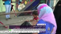 شباب يمنيون بمدينة عدن يتطوعون لتنظيف المدينة من مخلفات الحرب