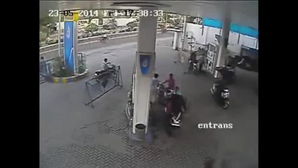 ガソリンスタンドで給油中に携帯電話から火！