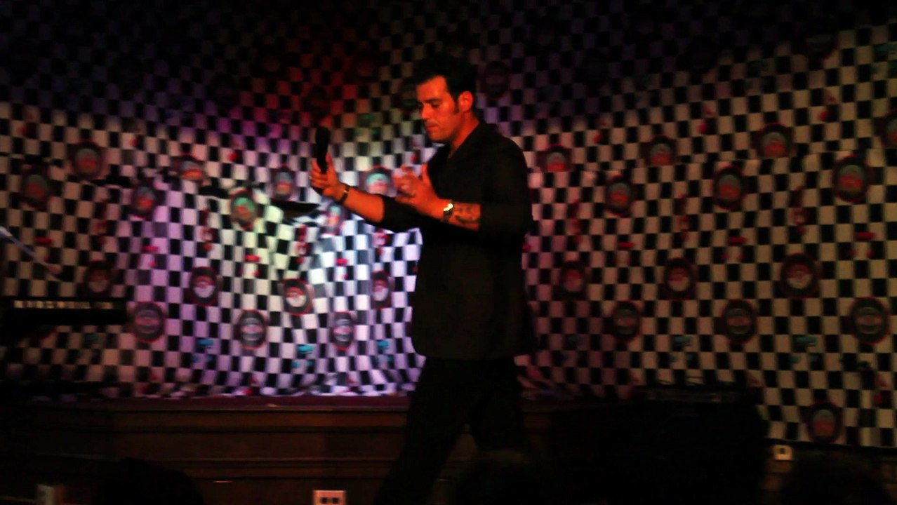 Franz Goovaerts sings 'Sweet Caroline' Elvis Week 2015