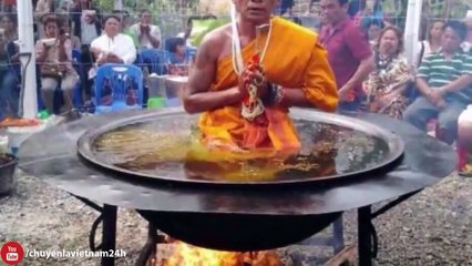 Chuyện lạ thế giới | Nhà sư ngồi thiền trong vạc dầu