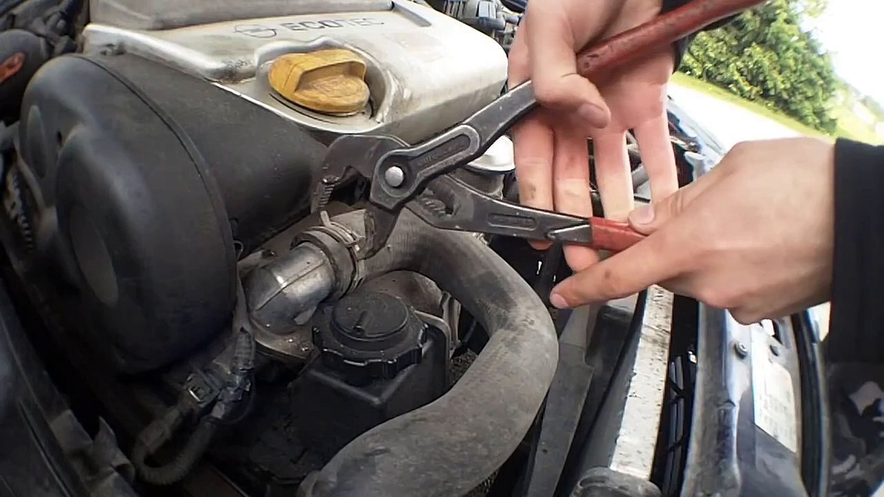 Changing thermostat (Opel Vectra b X16XEL)