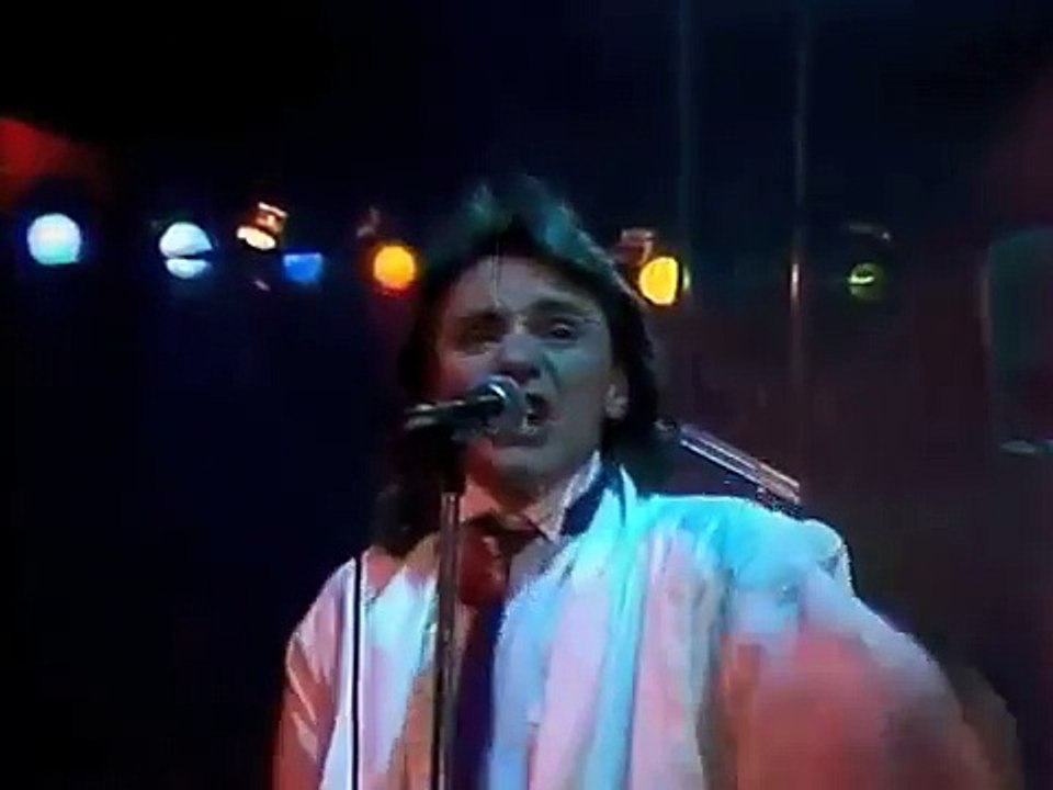 Imants Vanzovičs "Brāļu kapos"no izrādes "Iela" 1982