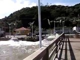 Ondas atingem casas em praia de Bombinhas na tarde desta segunda (6)