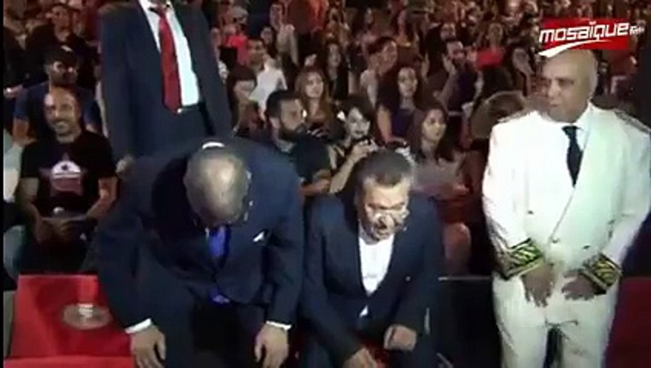 حصري بالصور :o : شاهد ماذا فعل هذا الشاب وراء الصيد في مهرجان الحمامات :o