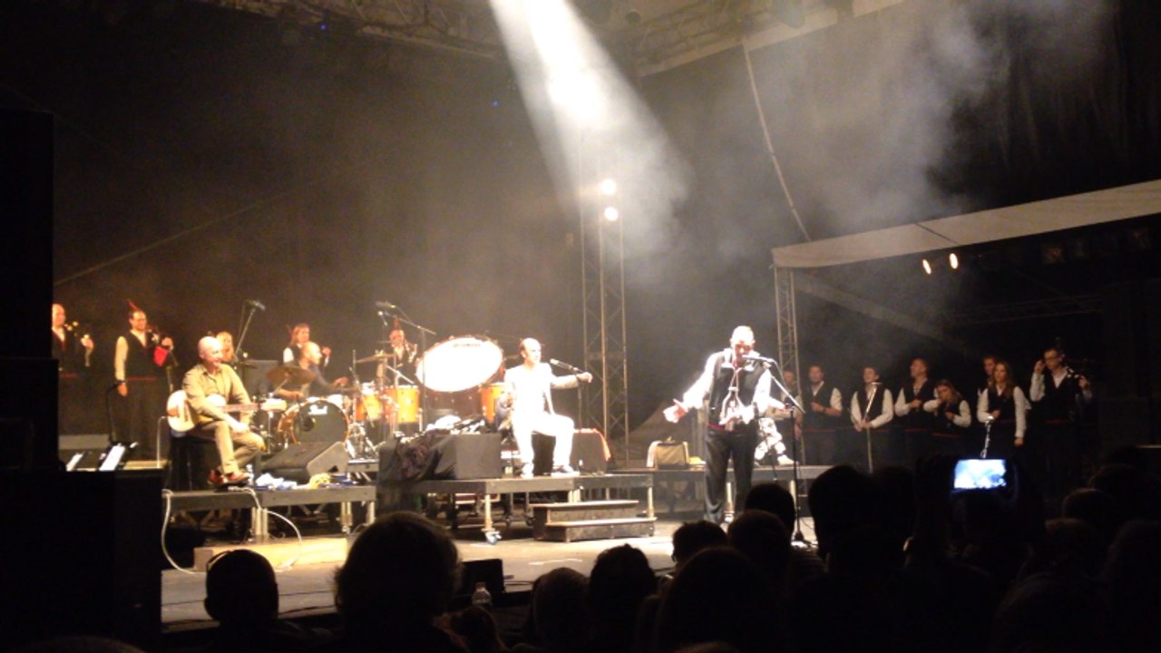 Carlos Núñez et le bagad de Guingamp