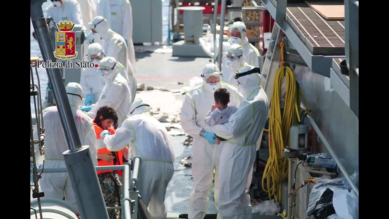 Palermo - Migranti, bambini tenuti sequestrati sotto coperta: arrestati 6 scafisti (22.08.15)