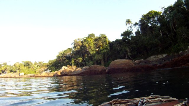 Navegação em reciclados, garrafas PET, nas praias as praias de Ubatuba, Brasil