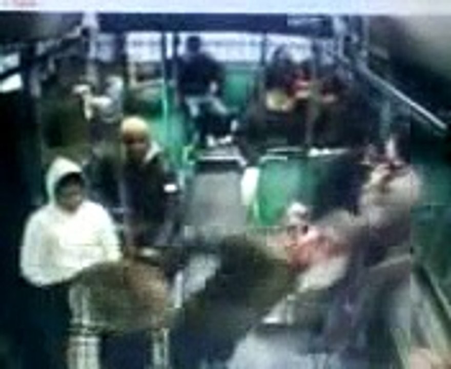 agression d'un citoyen français par des racailles dans un bus