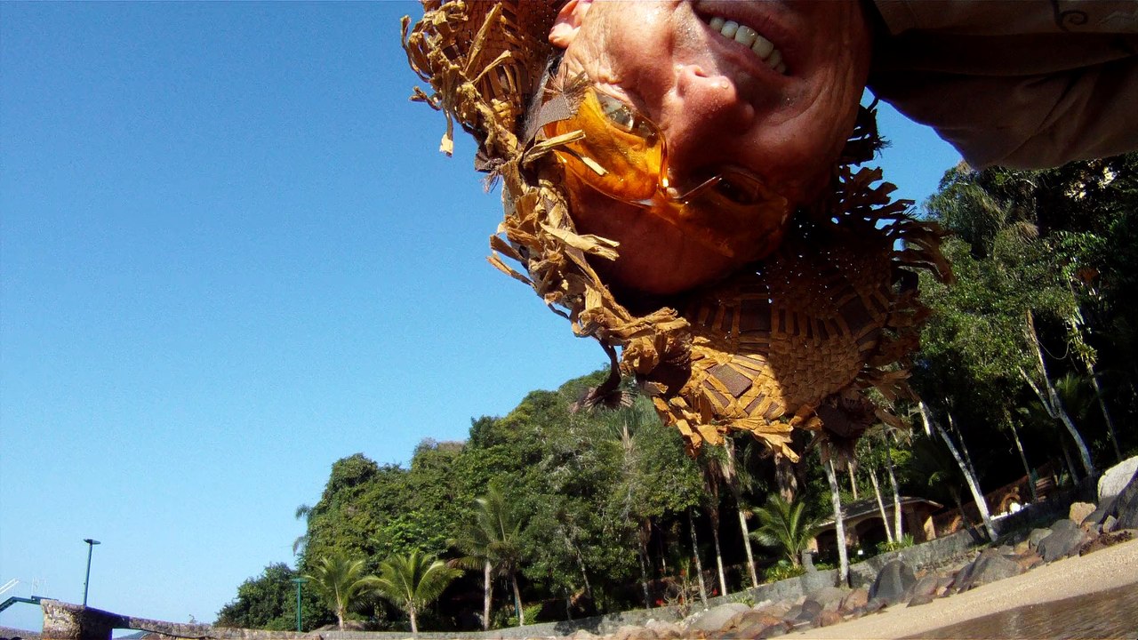 Navegação em reciclados, garrafas PET, nas praias as praias de Ubatuba, Brasil