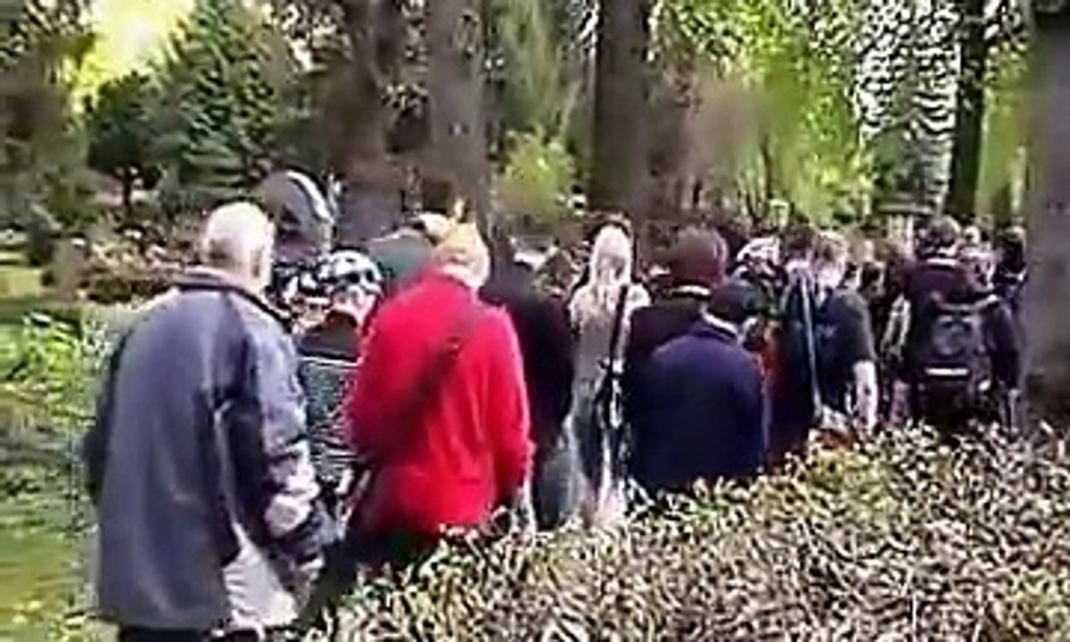 Tödliche Zwangsräumung -- Trauerfeier und Beerdigung von Rosemarie Fliess F.