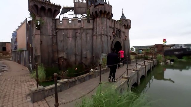 Visitez le parc d'attraction de Banksy - Dismaland, le parc le plus flippant du monde