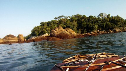 下载视频: Navegação em reciclados, garrafas PET, nas praias as praias de Ubatuba, Brasil