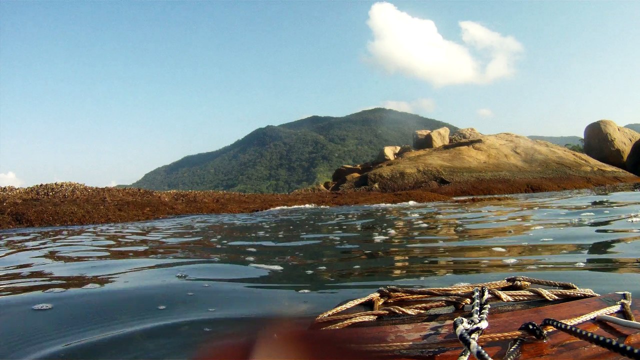 Navegação em reciclados, garrafas PET, nas praias as praias de Ubatuba, Brasil