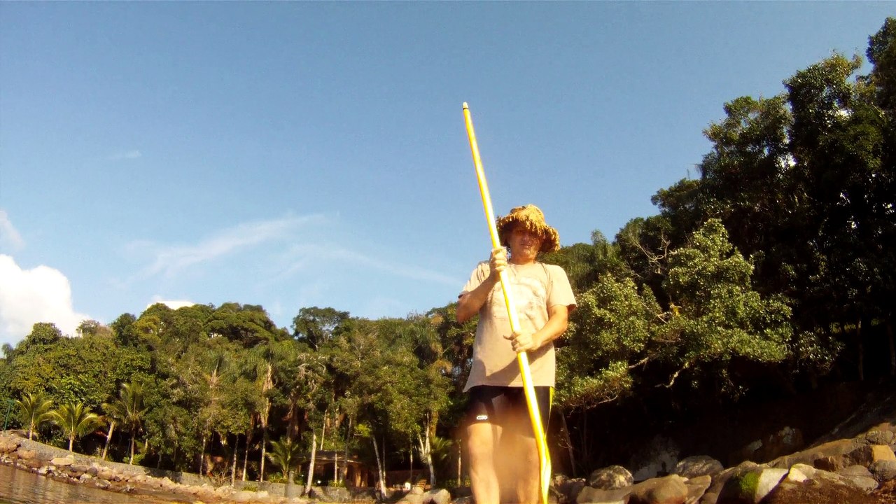 Navegação em reciclados, garrafas PET, nas praias as praias de Ubatuba, Brasil