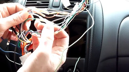 Pioneer double din AVH-P1400DVD installation dans Protege avec kit Scosche MA1541B