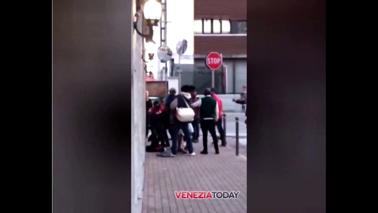 Botte da orbi in strada tra immigrati "E' la normalità, uno schifo"