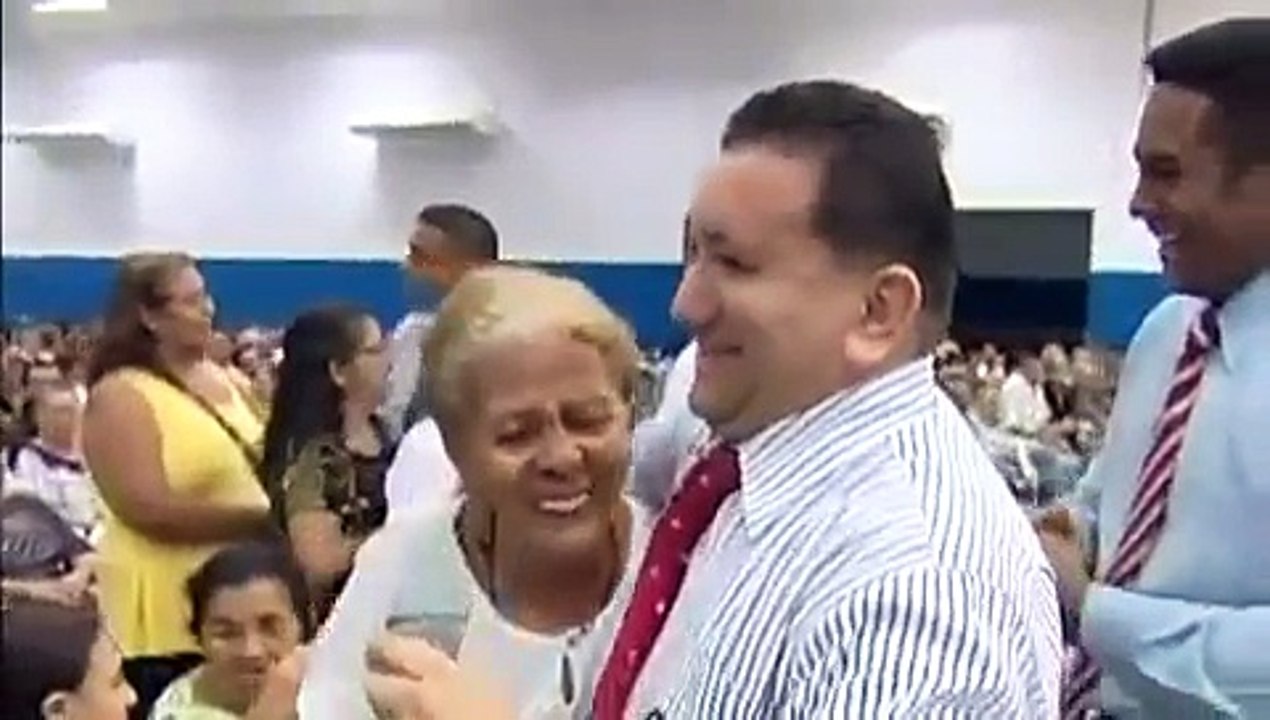 Mulher da uma cagada com fé (igreja Mundial)