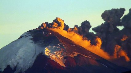 Amazing footage of Cotopaxi volcano erupting in Ecuador