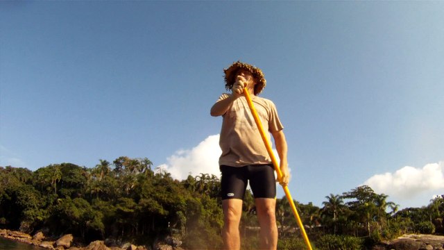 Navegação em reciclados, garrafas PET, nas praias as praias de Ubatuba, Brasil
