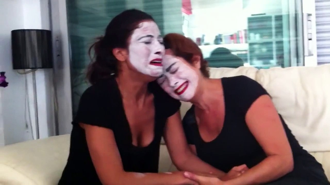 Dos mujeres llorando