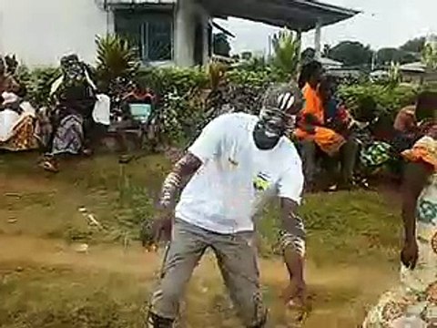 festival de danse traditionnelle à ETUEBOUE - la Sortie de la danse ABADA