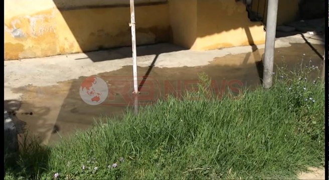 Tiranë, në rrugën “Ndre Mjeda” dalin në sipërfaqe ujrat e zeza- Ora News- Lajmi i fundit-