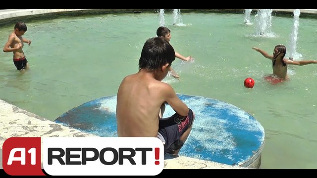 A1 Report - A1 Report - Fëmijët bëjnë ‘plazh’ në shatërvan: Nuk kemi para për plazh e pishina