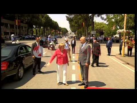 Merkel në Tiranë, përshëndet dy herë qytetarët përpara kryeministrisë- Ora News- Lajmi i fundit-