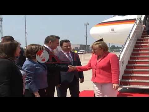 Momenti kur Merkel zbret nga avioni në aeroportin e Rinasit- Ora News- Lajmi i fundit-