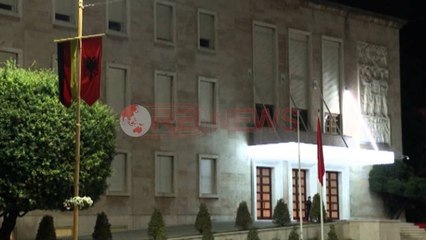 Transformi i i Kryeministrisë, shfaqje dritash gjatë natës në hyrjen e institucionit -Ora News-