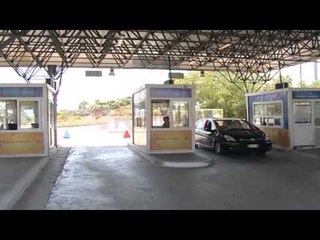 Kriza greke mban të “mbërthyer” emigrantët, s’vijnë për pushime në Shqipëri -Ora News-