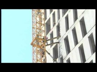 Tenativa për vetëvrasje. Tiranë, RENEA bind 50- vjeçarin të zbresë nga vinçi