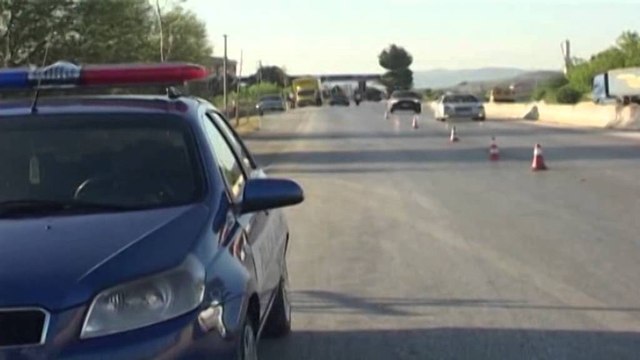 Mjeti del nga rruga, përplas të moshuarën në oborrin e shtëpisë, vdes në spital