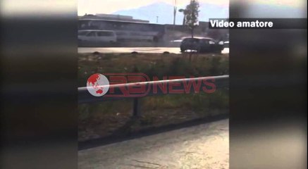 Makina në flakë në autostradën Tiranë- Durrës