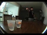 Encestar pelotas de ping-pong en vasitos