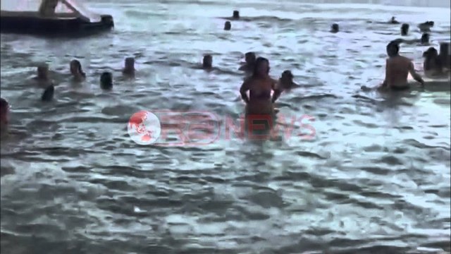 Ksamil, njerëzit lahen në det edhe pse bie shi - Ora News- Lajmi i fundit-