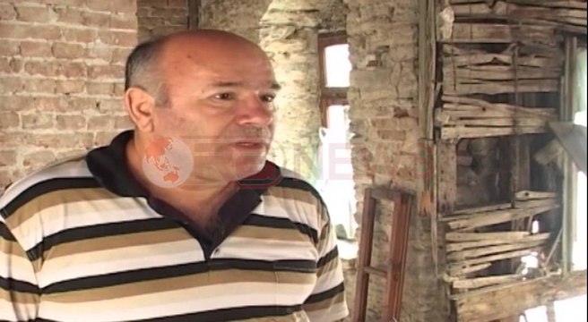 Shembet fasada e godinës së “Gjashtëkëndëshit” në Gjirokastër - Ora News- Lajmi i fundit-
