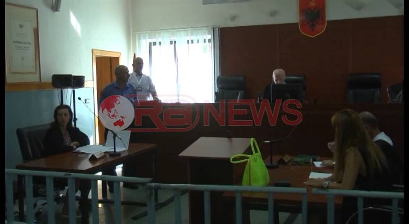 Klevisa Kajtazi refuzon të kthehet në shtëpi, kërkon mbrojtje. Orialda çohet në qeli- Ora News