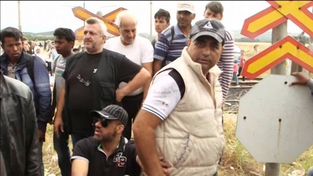 Maqedoni, gaz lotsjellës mbi emigrantët në kufi me Greqinë - Ora News-