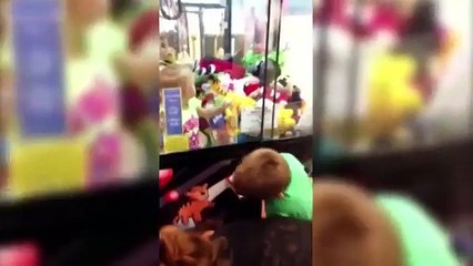 Oyuncak makinesine giren çocuk