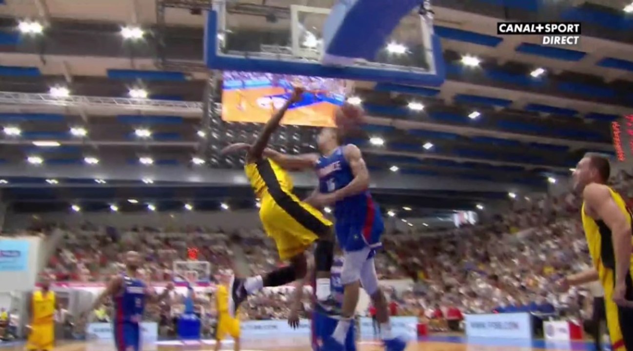 L'énorme poster de Wen Mukubu sur Rudy Gobert