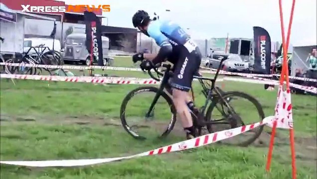 Deux coureurs Australiens se chamaillent pour la victoire en Cyclo-Cross